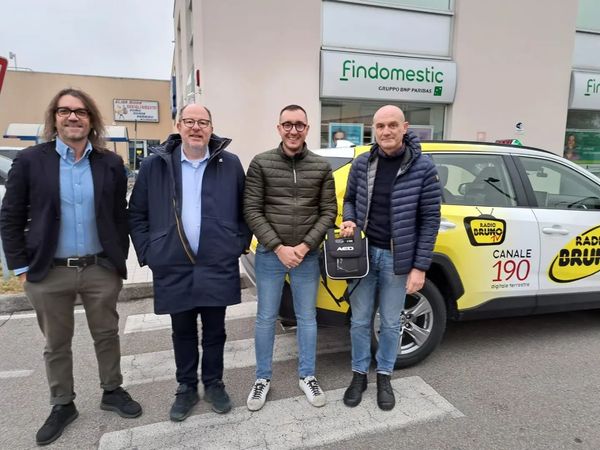 Un nuovo defibrillatore, su uno dei mezzi di Radio Taxi Brixia